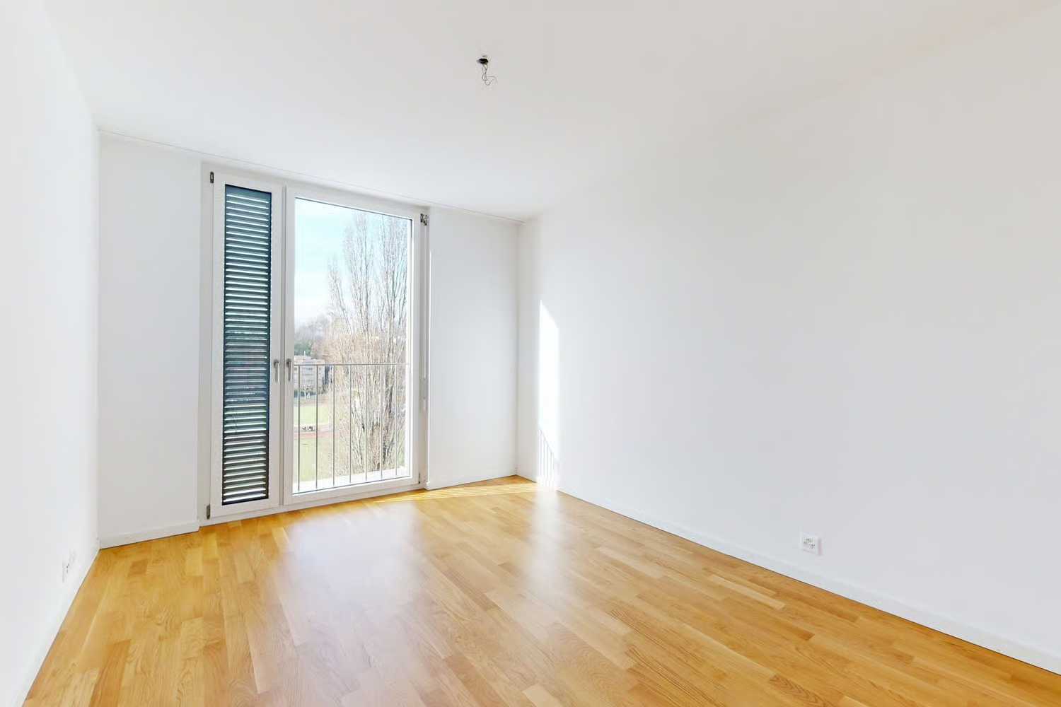 Empty bedroom: light virtual staging — before